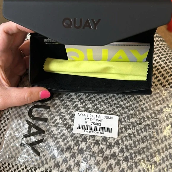 New Quay By The Way Black Frame Smoke Lens Sunglasses With Case - Picture 7 of 11